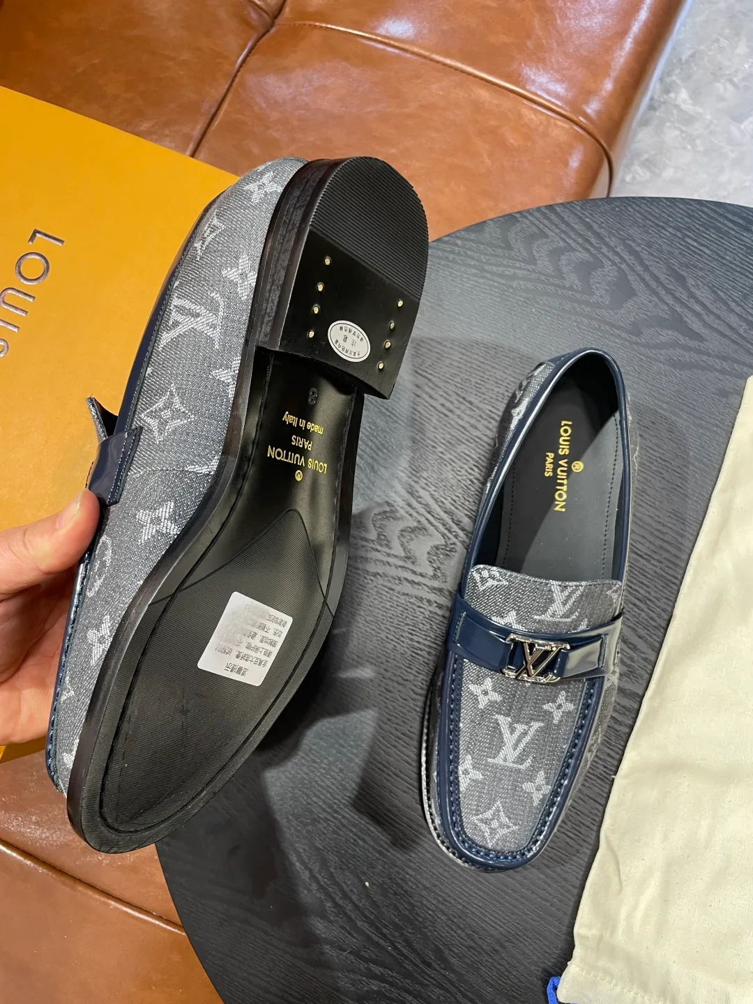 [LV] Leather shoes - High-end quality - Upper: 🔝Tumbled cowhide, Nappa cowhide, brand logo sewn on the shoe body - Inner: cowhide, foot pad; water-dyed cowhide - Outsole: T men's shoes 💰R·Rubber foam; two-color molded outsole -Super high quality control·Fine workmanship: highlighted (high-end·luxury·grade) -Size: 38-44 (45 can be customized)